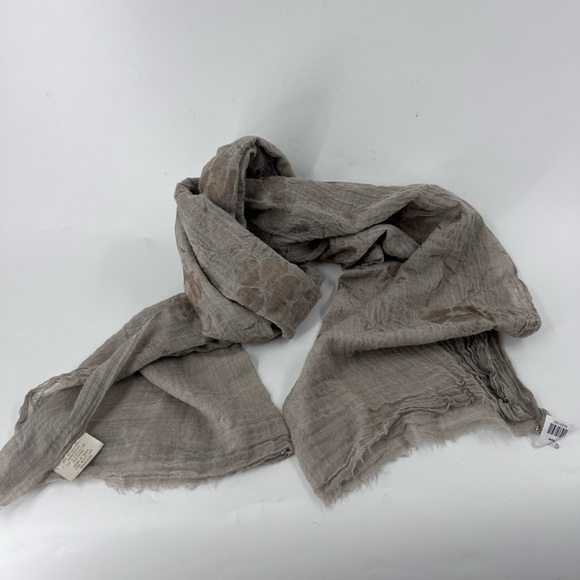 SAACHI Luxury Tan and Gold Textured Scarf with floral print- Beautifully made - Picture 5 of 11